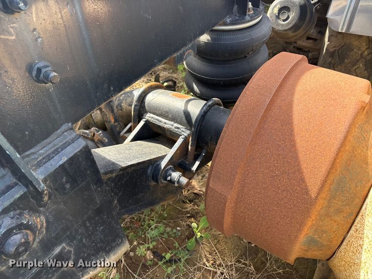 image for item EA7962 2007 Mack CV713 semi truck