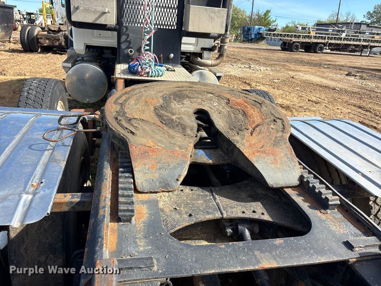 image for item EA7962 2007 Mack CV713 semi truck