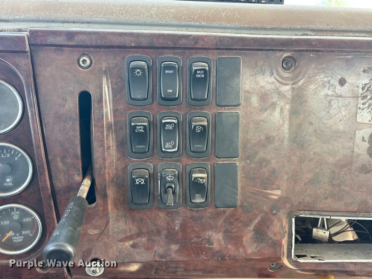 image for item EA7962 2007 Mack CV713 semi truck