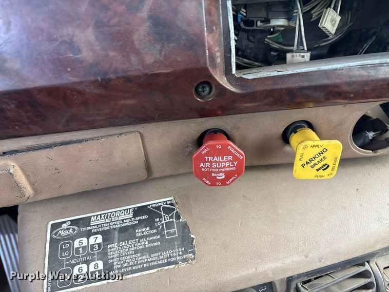 image for item EA7962 2007 Mack CV713 semi truck