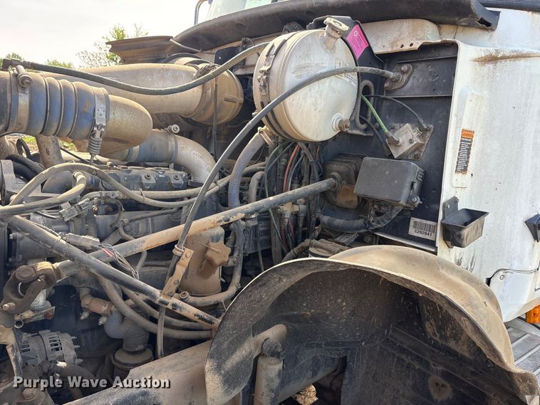 image for item EA7962 2007 Mack CV713 semi truck