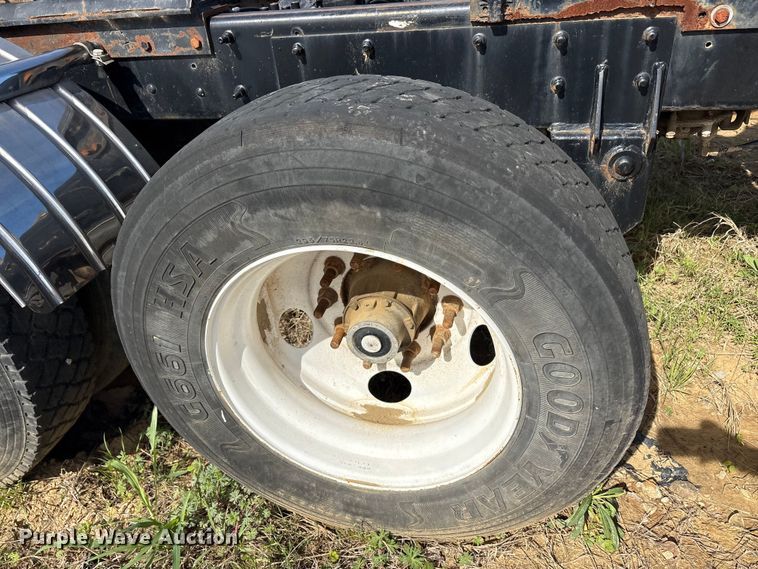 image for item EA7962 2007 Mack CV713 semi truck