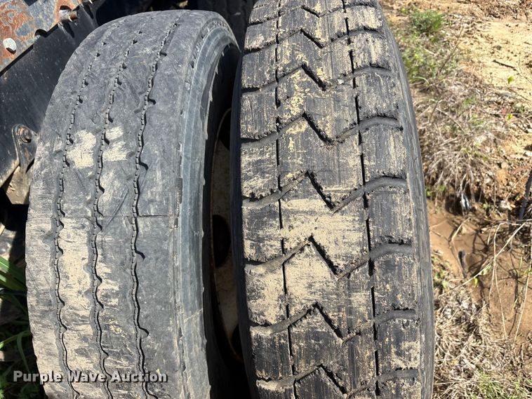 image for item EA7962 2007 Mack CV713 semi truck