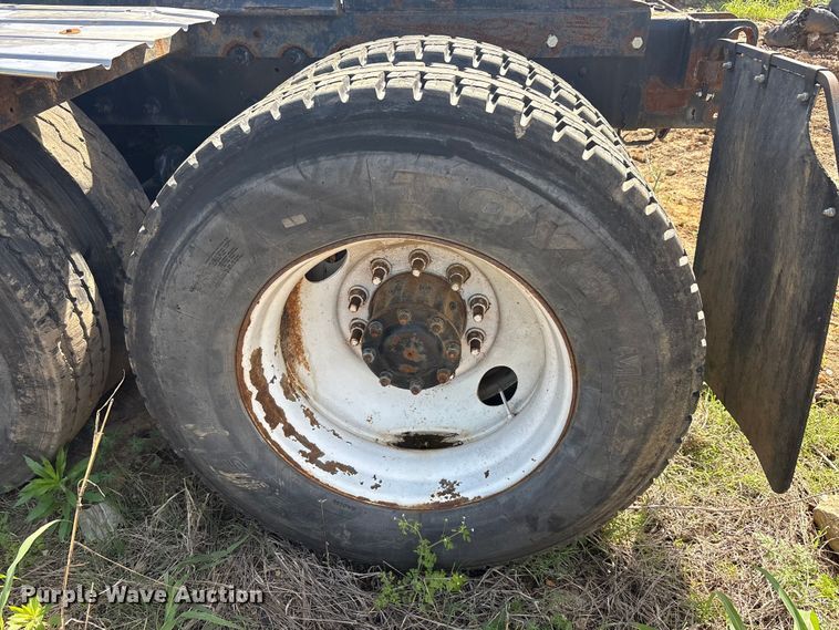 image for item EA7962 2007 Mack CV713 semi truck