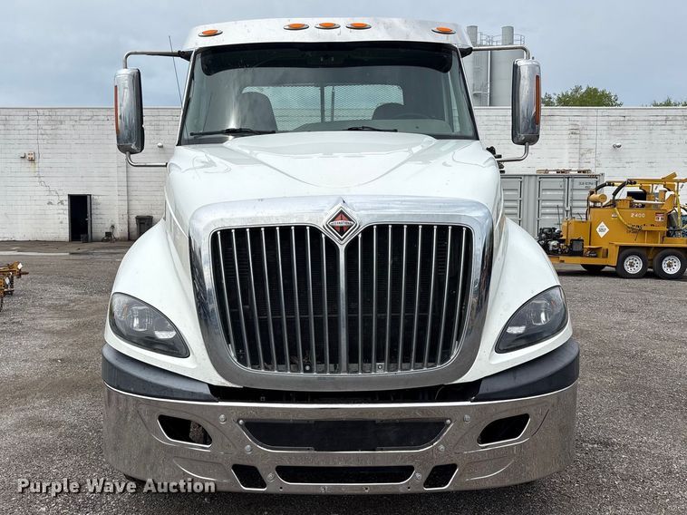 image for item EC4348 2016 International Prostar semi truck