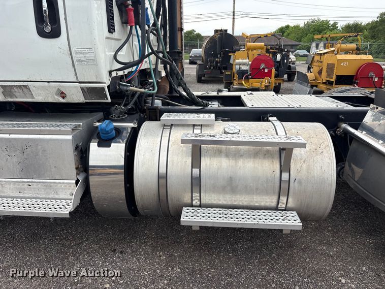 image for item EC4348 2016 International Prostar semi truck