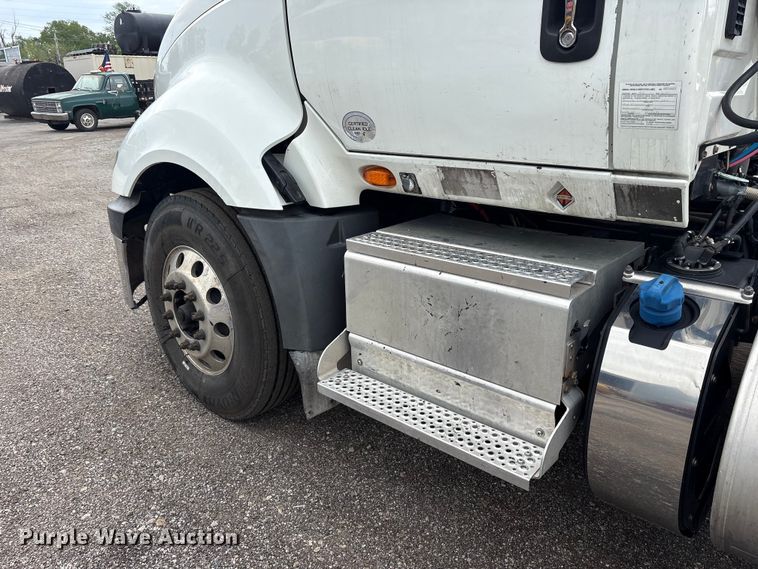 image for item EC4348 2016 International Prostar semi truck