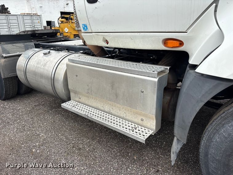 image for item EC4348 2016 International Prostar semi truck