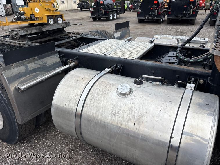 image for item EC4348 2016 International Prostar semi truck