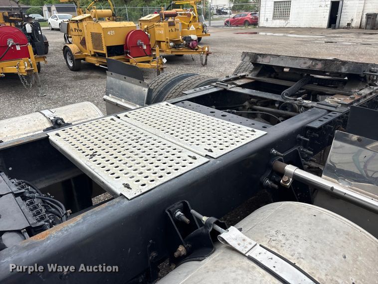 image for item EC4348 2016 International Prostar semi truck