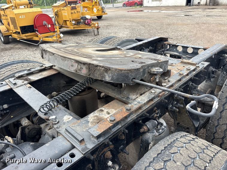 image for item EC4348 2016 International Prostar semi truck