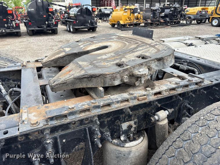 image for item EC4348 2016 International Prostar semi truck