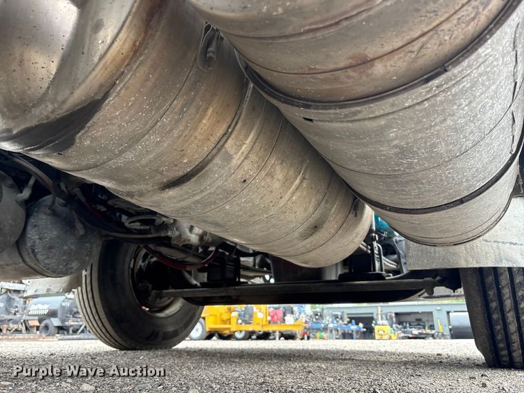 image for item EC4348 2016 International Prostar semi truck