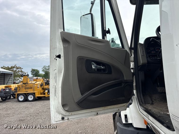 image for item EC4348 2016 International Prostar semi truck