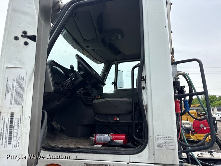 image for item EC4348 2016 International Prostar semi truck