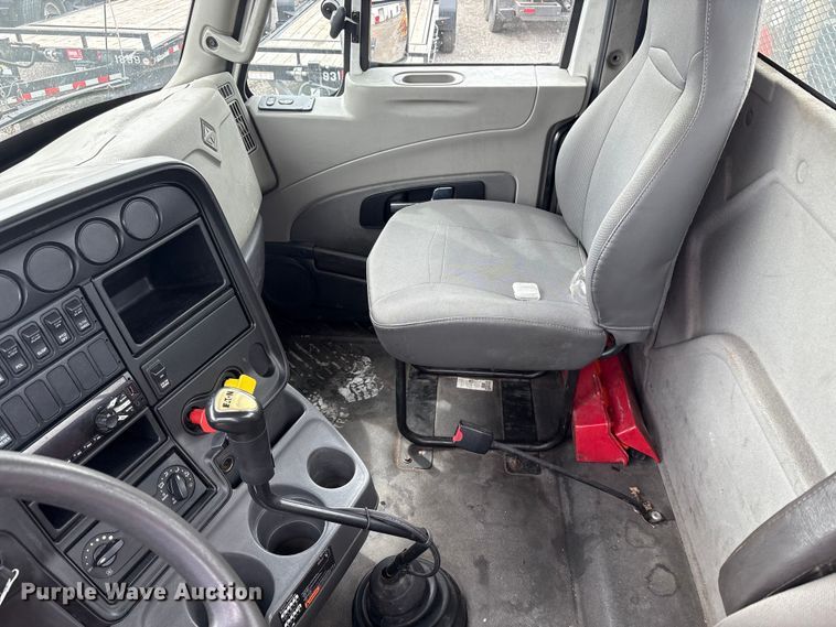 image for item EC4348 2016 International Prostar semi truck