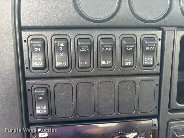 image for item EC4348 2016 International Prostar semi truck