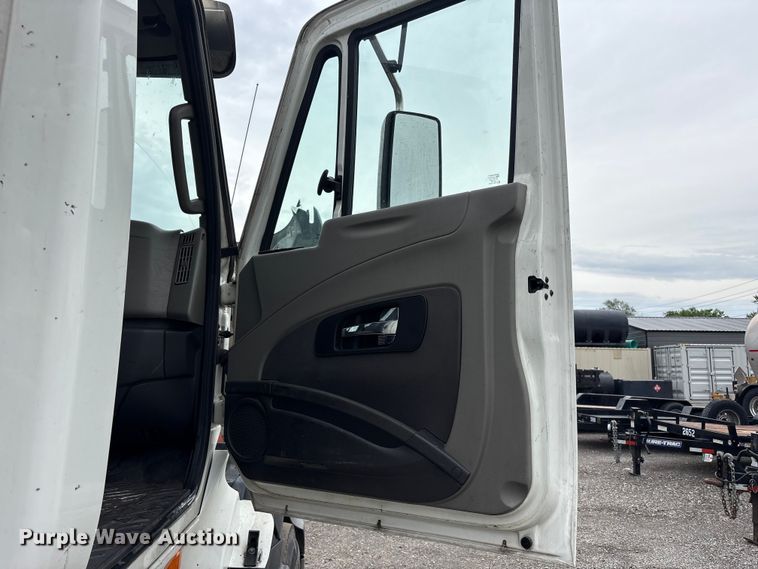 image for item EC4348 2016 International Prostar semi truck