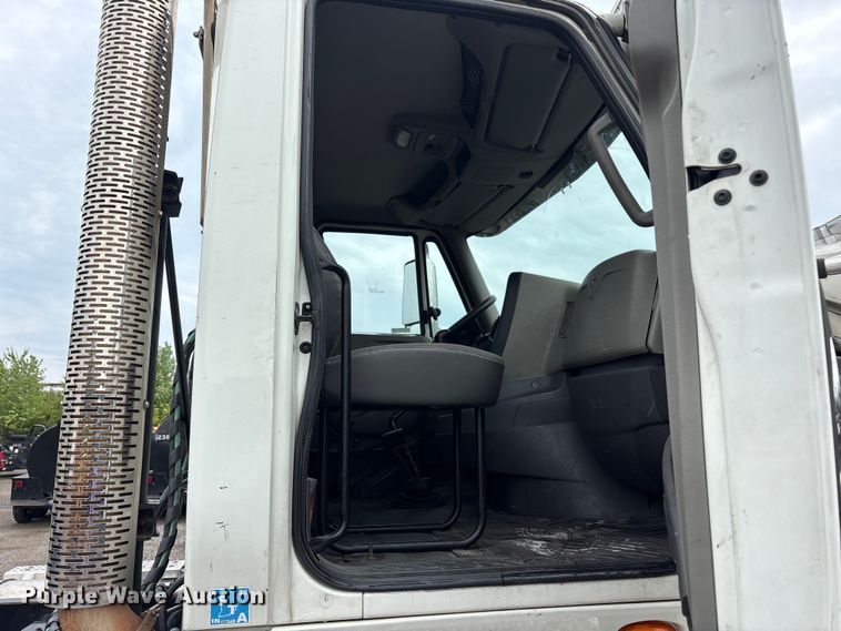 image for item EC4348 2016 International Prostar semi truck