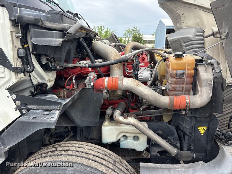 image for item EC4348 2016 International Prostar semi truck