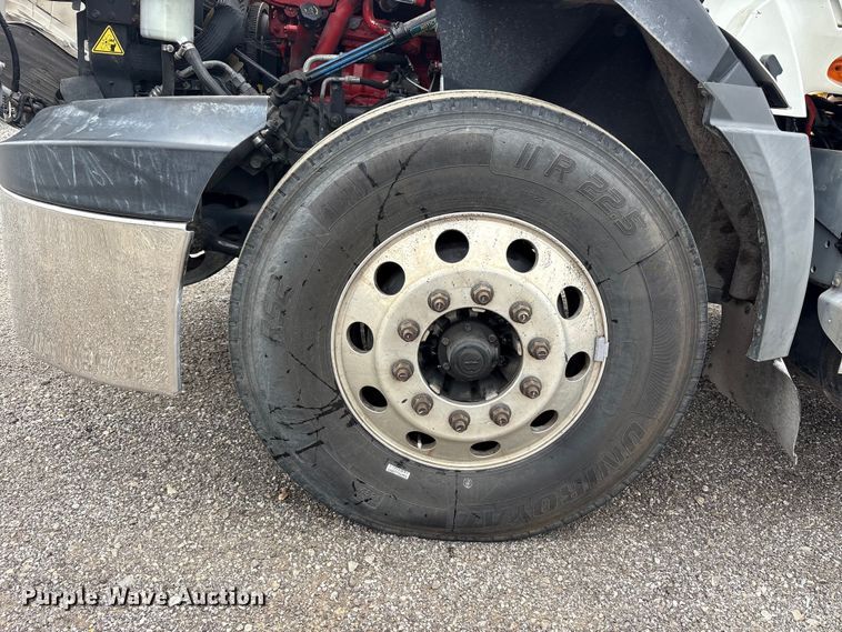 image for item EC4348 2016 International Prostar semi truck