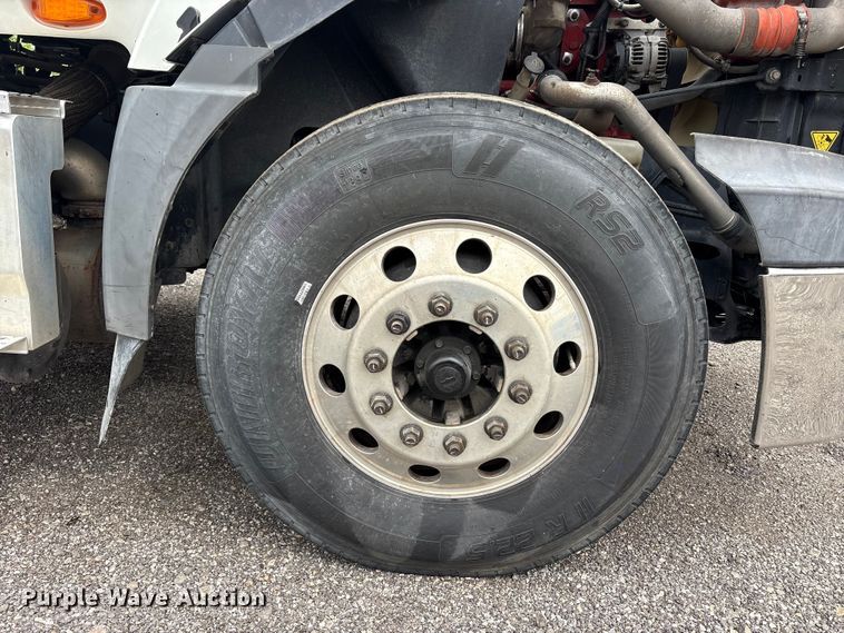 image for item EC4348 2016 International Prostar semi truck