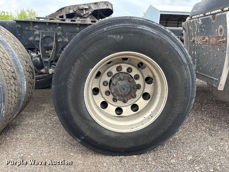 image for item EC4348 2016 International Prostar semi truck