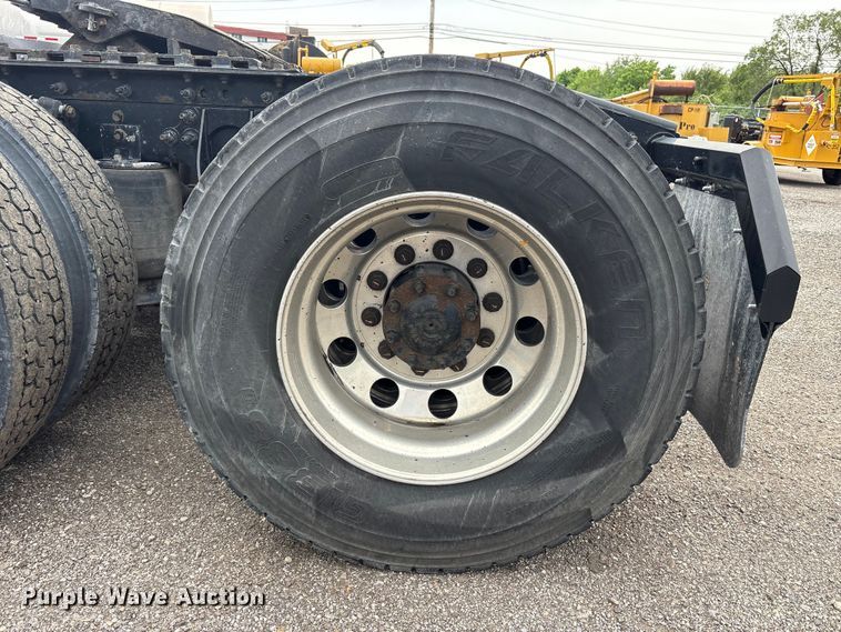 image for item EC4348 2016 International Prostar semi truck