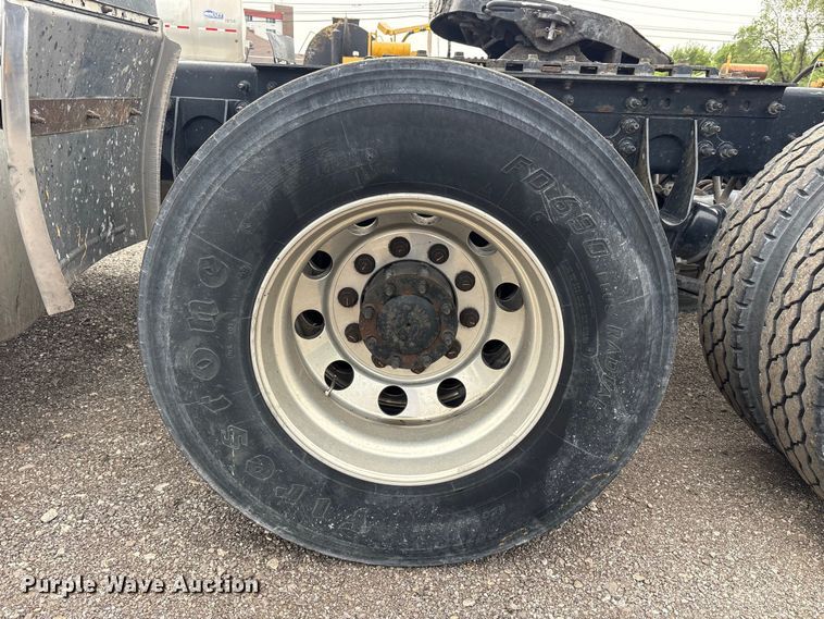 image for item EC4348 2016 International Prostar semi truck