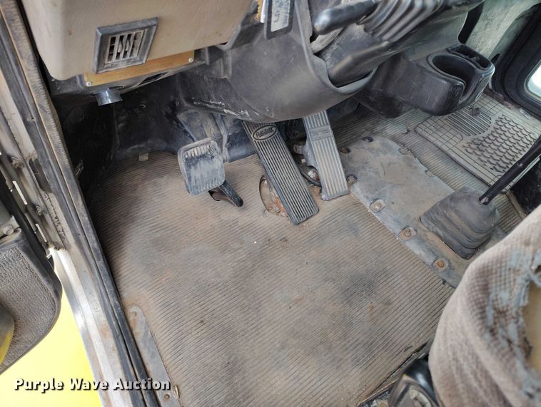 image for item ED0096 2008 Peterbilt 335 fuel truck