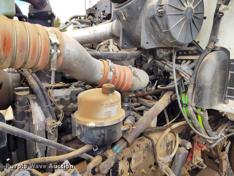 image for item ED0096 2008 Peterbilt 335 fuel truck