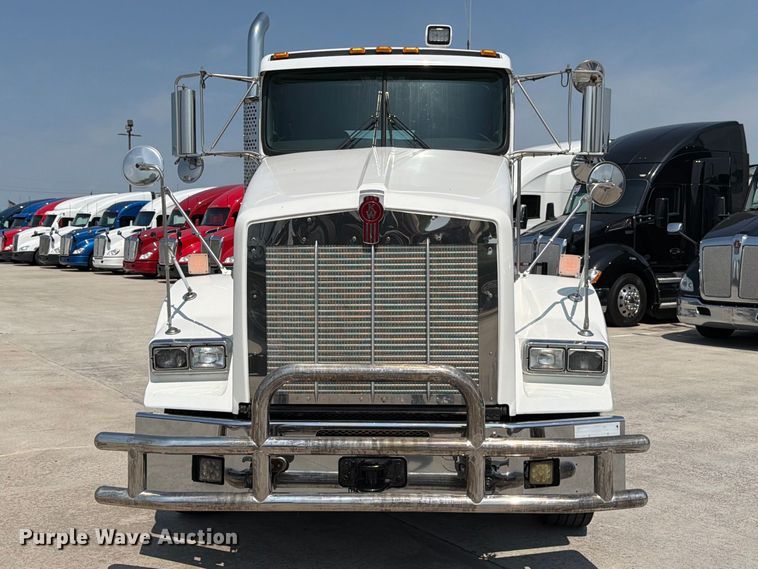 image for item ED5226 2019 Kenworth T800 semi truck
