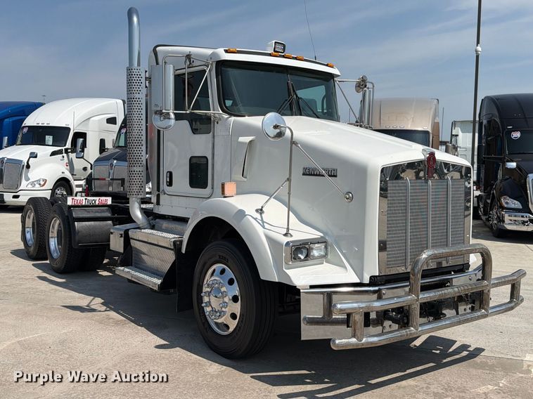 image for item ED5226 2019 Kenworth T800 semi truck
