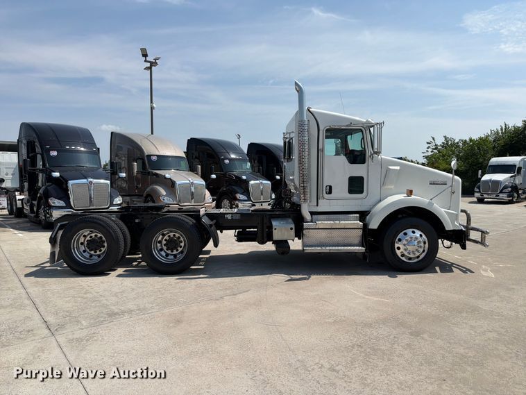 image for item ED5226 2019 Kenworth T800 semi truck