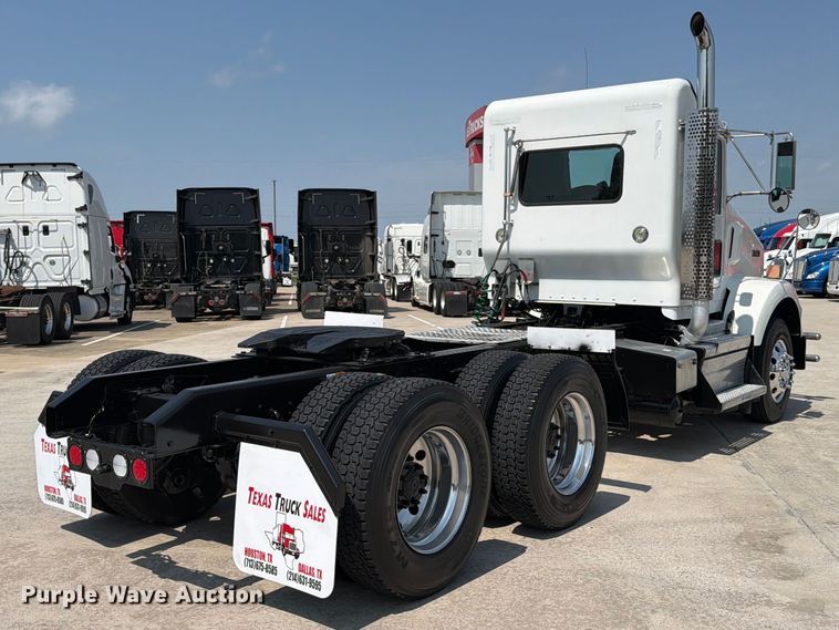 image for item ED5226 2019 Kenworth T800 semi truck