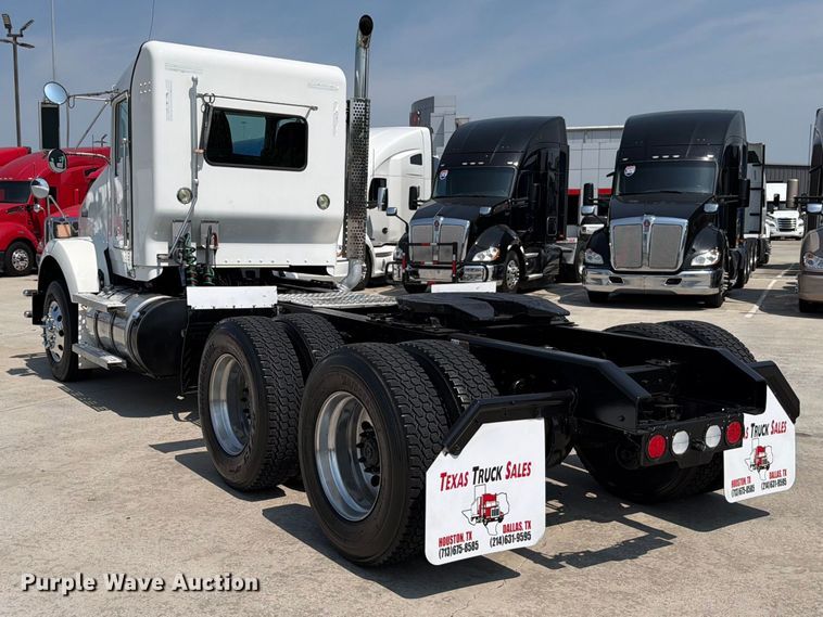 image for item ED5226 2019 Kenworth T800 semi truck