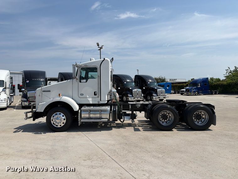 image for item ED5226 2019 Kenworth T800 semi truck