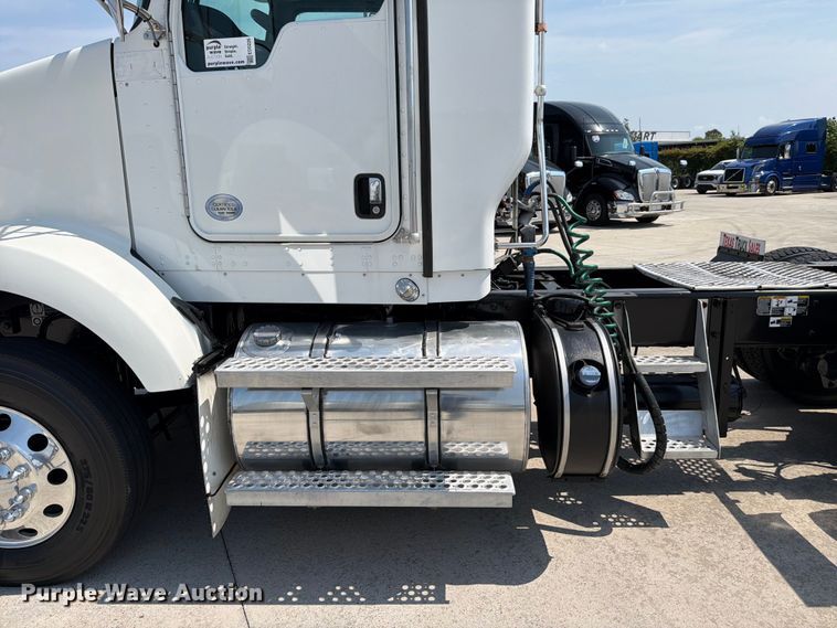 image for item ED5226 2019 Kenworth T800 semi truck