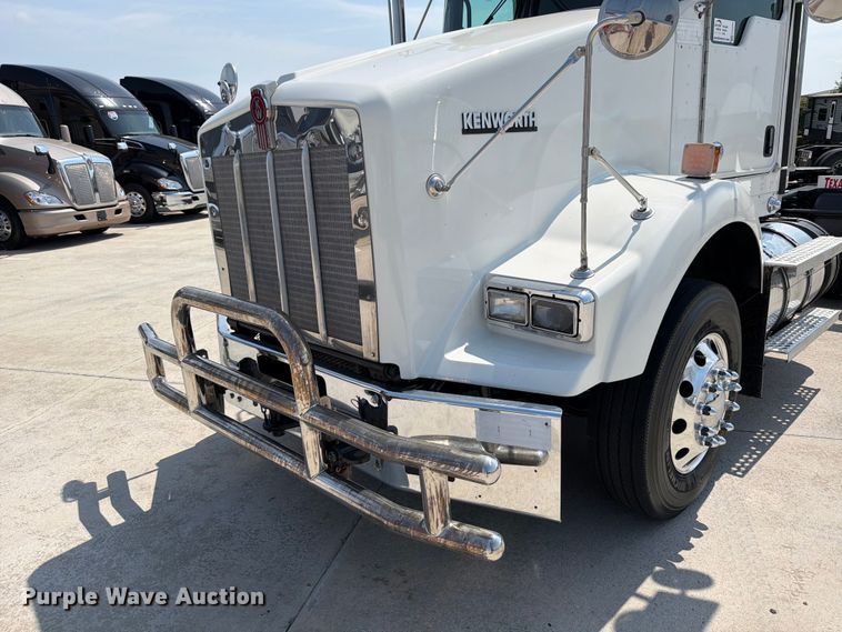 image for item ED5226 2019 Kenworth T800 semi truck