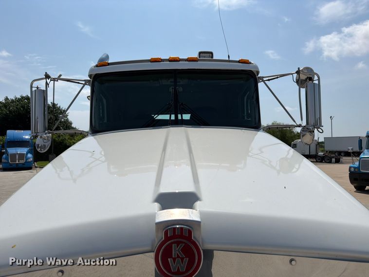 image for item ED5226 2019 Kenworth T800 semi truck