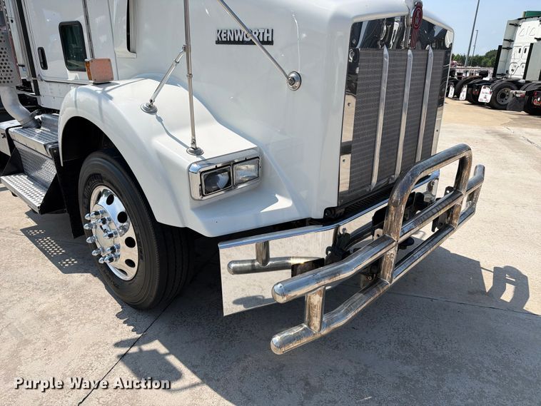 image for item ED5226 2019 Kenworth T800 semi truck