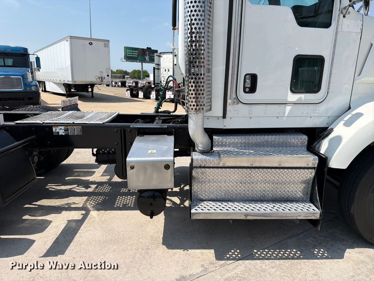 image for item ED5226 2019 Kenworth T800 semi truck