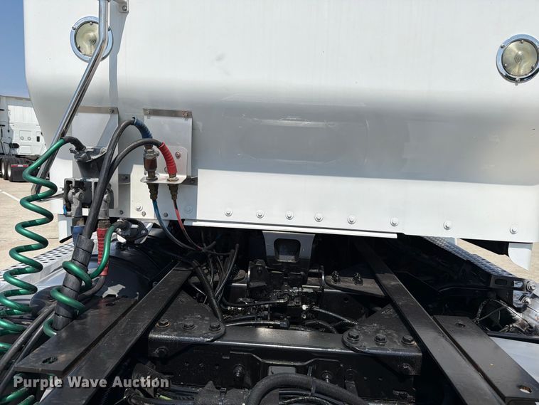 image for item ED5226 2019 Kenworth T800 semi truck
