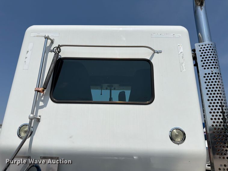 image for item ED5226 2019 Kenworth T800 semi truck