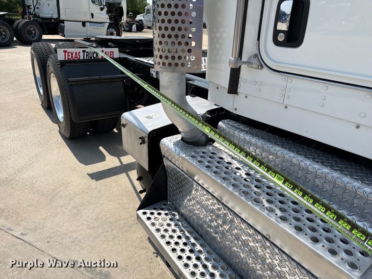 image for item ED5226 2019 Kenworth T800 semi truck