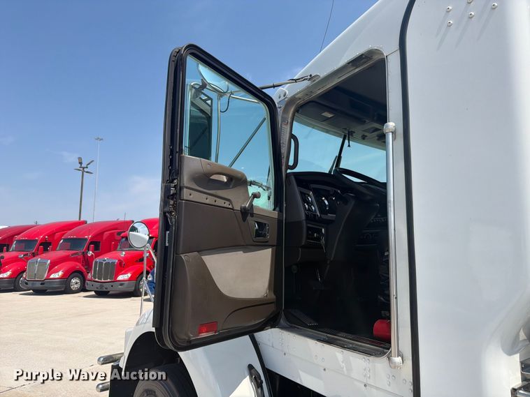 image for item ED5226 2019 Kenworth T800 semi truck