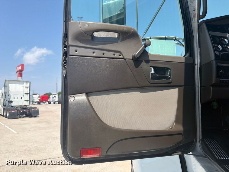 image for item ED5226 2019 Kenworth T800 semi truck