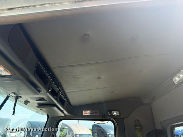 image for item ED5226 2019 Kenworth T800 semi truck