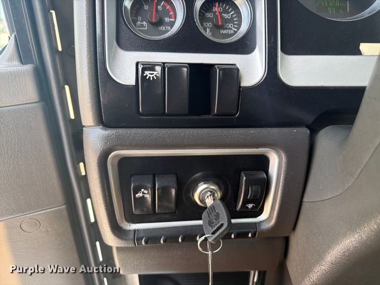 image for item ED5226 2019 Kenworth T800 semi truck