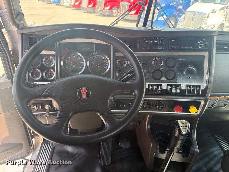 image for item ED5226 2019 Kenworth T800 semi truck